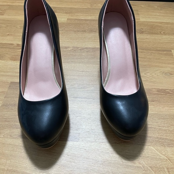 Black high heels - Picture 2 of 3